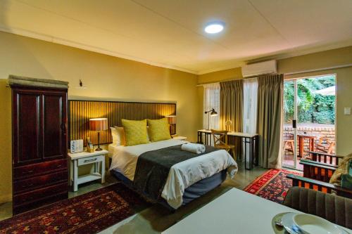 Una cama o camas en una habitación de Pumleni Guesthouse