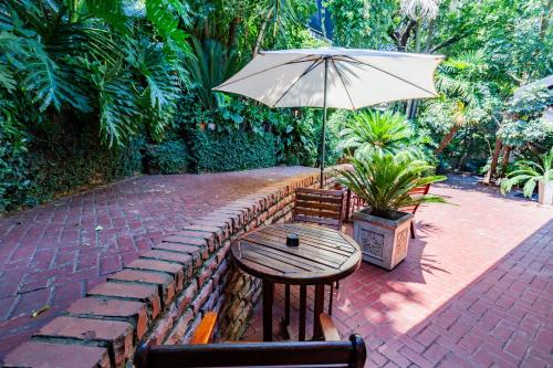 Jardín al aire libre en Pumleni Guesthouse