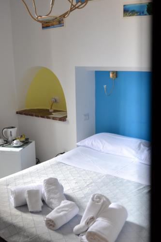 Una cama o camas en una habitación de Il Borghetto Apartments & Rooms