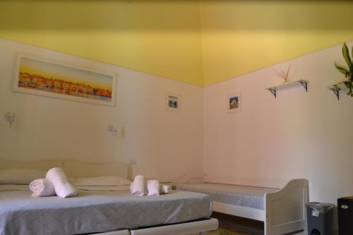 Una cama o camas en una habitación de Il Borghetto Apartments & Rooms