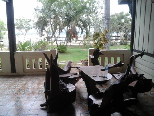 a patio with a table and chairs and a window at Kongmany Colonial House in Muang Không