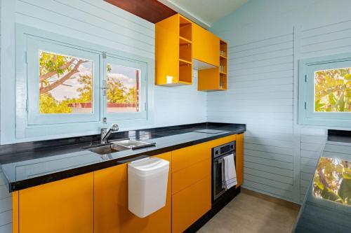 Kuchyň nebo kuchyňský kout v ubytování Magnifique cabanon avec accès direct à la plage de Bouznika