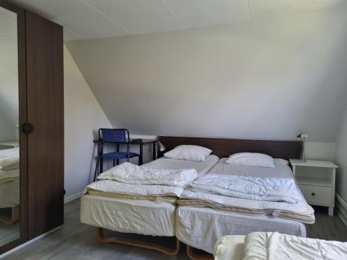 two twin beds in a room with at Nyckelbo Vandrarhem in Helsingborg
