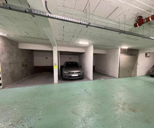 un garage avec une voiture qui y est garée dans l'établissement Verseau vue mer et Rocher de Monaco, à Cap d'Ail