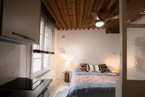 une chambre avec un lit, un bureau et une fenêtre dans l'établissement Sainte Hélène - Lovely high class studio, à Lyon