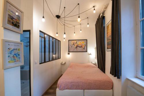 une petite chambre avec un lit dans une pièce dans l'établissement Suite du Vieux Lyon Cosy & calme - le Quarantaine, à Lyon