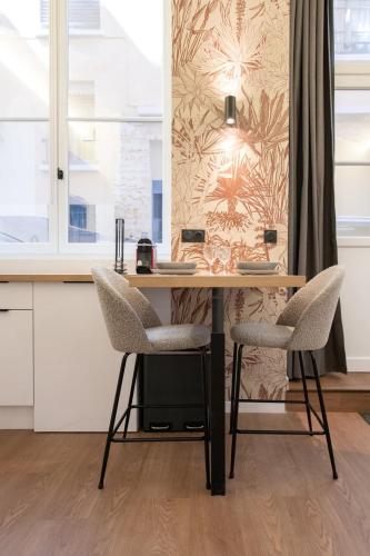 - un bureau avec deux chaises dans la cuisine dans l'établissement Le Terrazzo - Elégant & Cosy- Pentes de la Croix Rousse, à Lyon