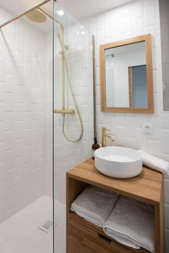 une salle de bain blanche avec un lavabo et une douche dans l'établissement Le Goélette - Superb cosy apartment, à Lyon