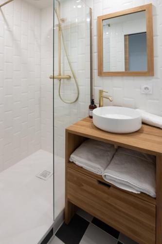 une salle de bain avec un lavabo et une douche dans l'établissement Le Goélette - Superb cosy apartment, à Lyon