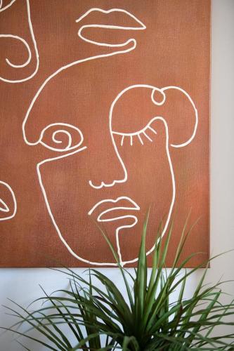 une photo encadrée d'une femme avec dans l'établissement Le Moanda - Charpennes 15 mn du centre de Lyon, à Villeurbanne