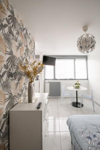 un salon avec un canapé et une table dans l'établissement Le Jasseron - Appartement cosy avec garage quartier PartDieu, à Lyon