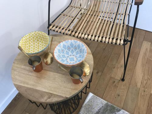 une table avec deux bols au-dessus dans l'établissement La Suite de Léon appartement D - Lyon Garibaldi, à Lyon