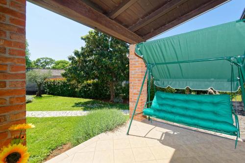 Κήπος έξω από το Holiday House Harmony by Rent Istria