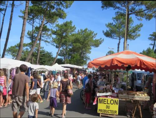 Une foule de gens se promenant autour d'un marché agricole dans l'établissement Studio 212 lumineux à deux pas de l'océan, à Seignosse