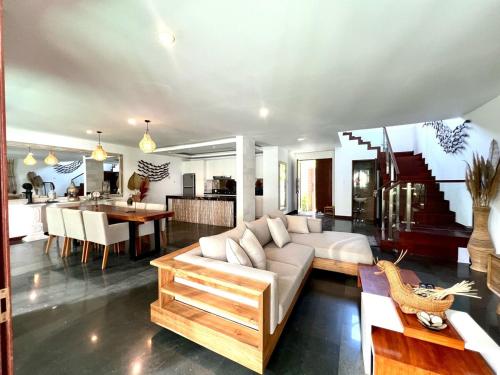 Χώρος καθιστικού στο 3 Minutes Walk to Cemagi Beach - Ombak Luxury Residence