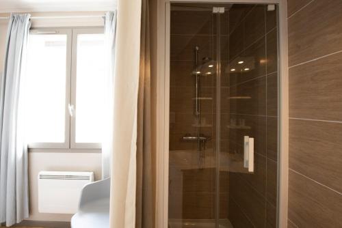 Bilik mandi di Chez Jostel - Chambre 5