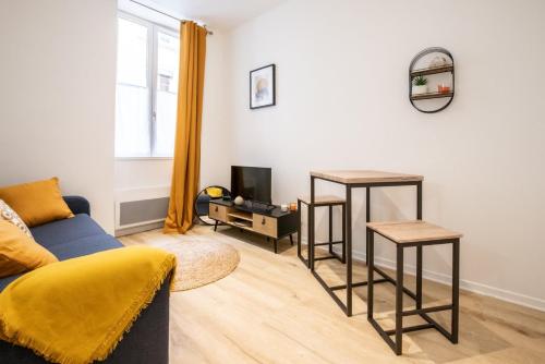 un salon avec un canapé et deux tables dans l'établissement L'Opéra 9-Joli studio proche Opéra/Hôtel de Ville, à Lyon