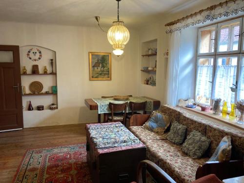 Retro chalupa pro denní pohodu a večerní klid