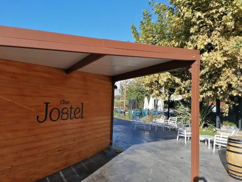 un abri en bois avec un auvent, des tables et des chaises dans l'établissement Chez Jostel - Chambre 2, à Genay