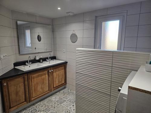 Ένα μπάνιο στο MasRion Maison avec piscine privée