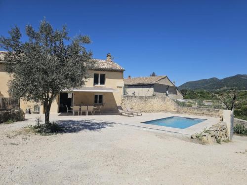 une villa avec piscine devant une maison dans l'établissement MasRion Maison avec piscine privée, à Mirabel-aux-Baronnies