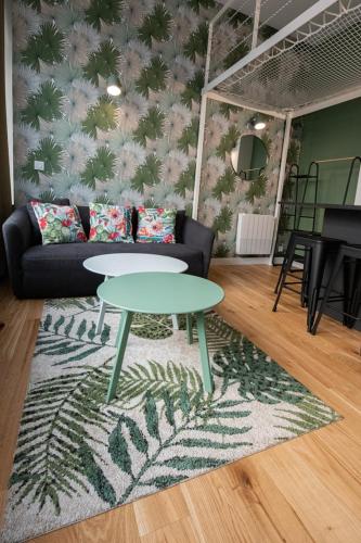 un salon avec un canapé et une table dans l'établissement Le Canopée - Beau studio atypique quais du Rhône, à Lyon