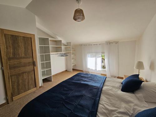 Ένα ή περισσότερα κρεβάτια σε δωμάτιο στο MasRion Maison avec piscine privée