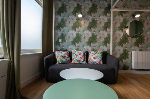 un salon avec un canapé et une table dans l'établissement Le Canopée - Beau studio atypique quais du Rhône, à Lyon
