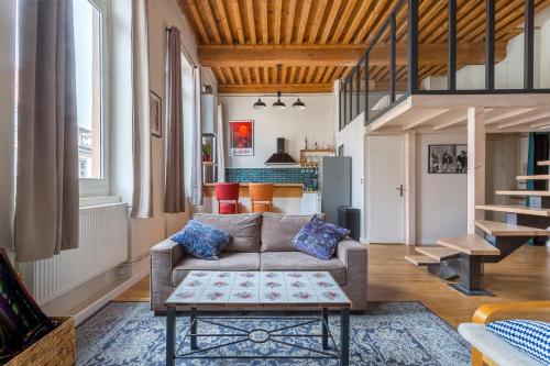 un salon avec un canapé et une table dans l'établissement Le Tisserand - Superbe Canut pentes Croix Rousse, à Lyon
