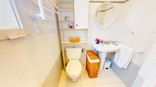 Estudio Flor de Jazmin en Dénia con piscina y a 100m de la playa by Family Homes Rentals