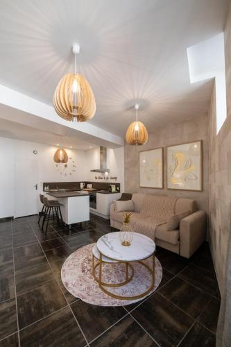 un salon avec un canapé et une table dans l'établissement La Suite Sépia - Superbe appartement Vieux Lyon, à Lyon