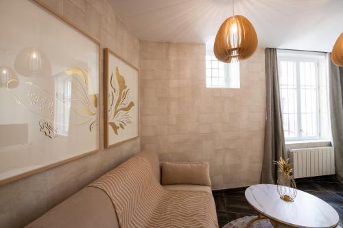 un salon avec un canapé et une table dans l'établissement La Suite Sépia - Superbe appartement Vieux Lyon, à Lyon