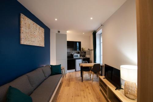 un salon avec un canapé et une table dans l'établissement Le Musigny - Superbe studio moderne au calme proche place Valmy, à Lyon