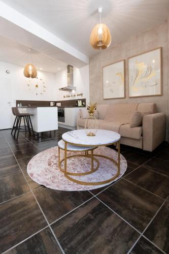 - un salon avec un canapé, une table et un piano dans l'établissement La Suite Sépia - Superbe appartement Vieux Lyon, à Lyon