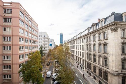 una calle en una ciudad con edificios en Le Gary - Appartement atypique refait à neuf - A deux pas Parc Tête d'Or, en Gare des Brotteaux