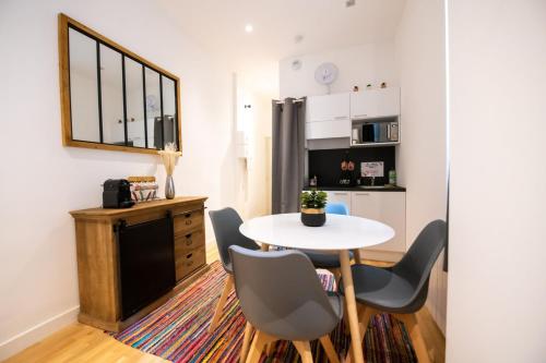 une petite salle à manger avec une table et des chaises dans l'établissement Le St Germain - Pétillant studio décoré avec goût en centre-ville, à Lyon