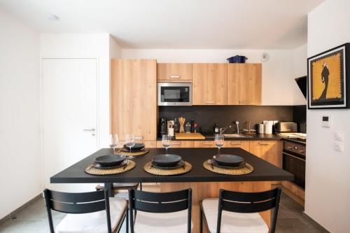 une cuisine avec une table et deux chaises et une cuisine avec dans l'établissement Le Cosmo - Premium apartment w/ terrace- Part Dieu, à Lyon