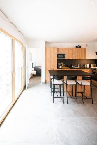 une cuisine avec une table et des chaises dans une pièce dans l'établissement Le Cosmo - Premium apartment w/ terrace- Part Dieu, à Lyon