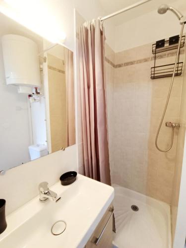 une salle de bain avec un lavabo et une douche dans l'établissement Climatisation, Grande Terrasse, Parking privé, au Barcarès
