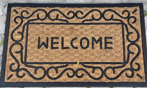 a sign with the word welcome written on it at Dorfwohnzimmer Apartment in Roggendorf