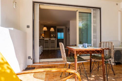une salle à manger avec une table et des chaises dans l'établissement Garden-level apartment inside upscale district, à Cannes