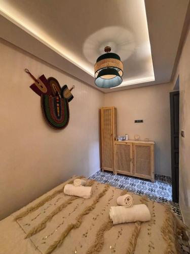 Giường trong phòng chung tại DAR ZINA - Heart of Medina, Marrakech