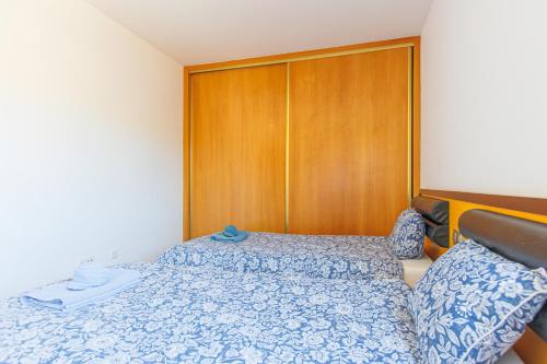 a bedroom with a bed and a wooden headboard at Granillo Escape in Costa Calma