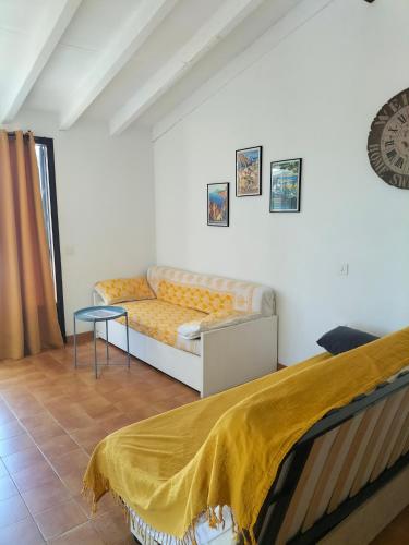 un salon avec un canapé et une table dans l'établissement Studio vue mer à Porticcio proche aéroport Ajaccio, à Porticcio