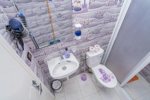 a small bathroom with a sink and a toilet at Appartement Ensolleillé Au coeur De Tanger in Tangier