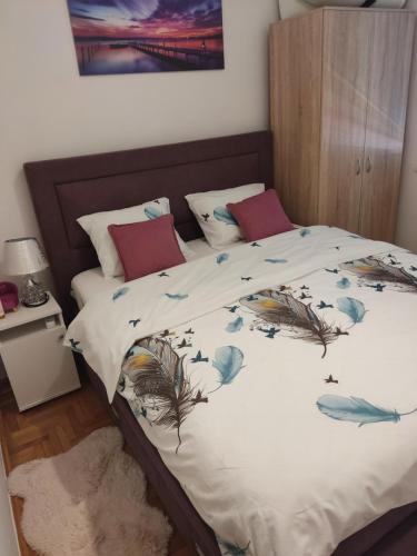 Una cama o camas en una habitación de Apartman DUNJA