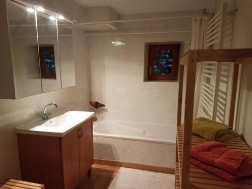 une salle de bain avec un lavabo et une baignoire dans l'établissement Chez Maria, à Turckheim