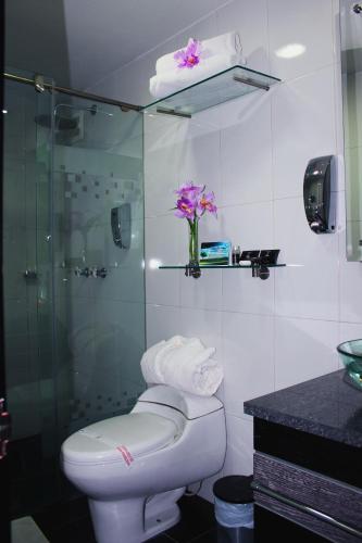 Un baño de Hotel Bogota Expocomfort - Embajada Americana