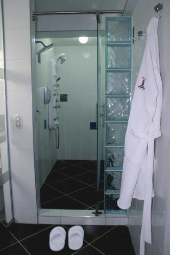 Un baño de Hotel Bogota Expocomfort - Embajada Americana