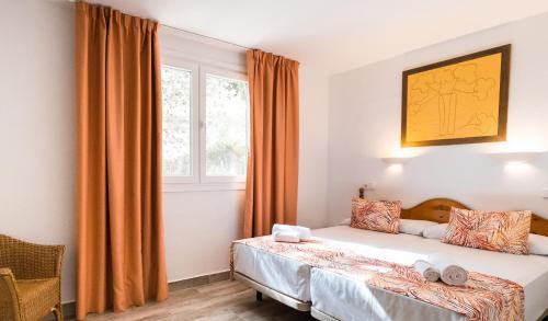 a bedroom with a bed and a window at Sol Parc Hotel & Apartments in Son Parc
